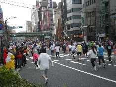 市民ランナーが走る浅草橋