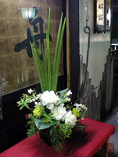 美しい花が飾られた小松屋