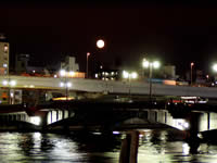 満月と両国橋