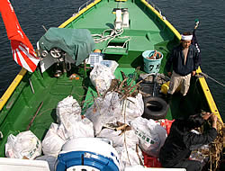 船いっぱいのゴミ